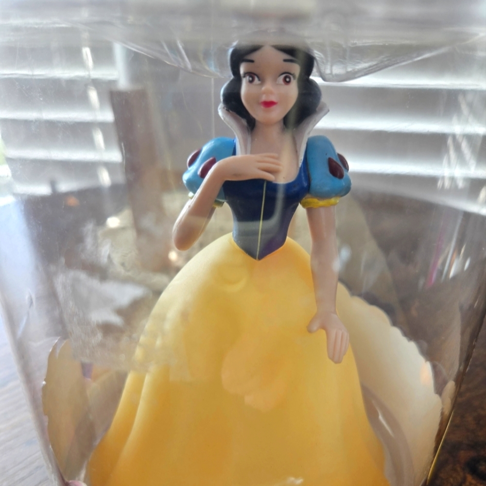 NIB Disney Snow White Princess Glowing Tabletop Battery Night Light 6” Figural